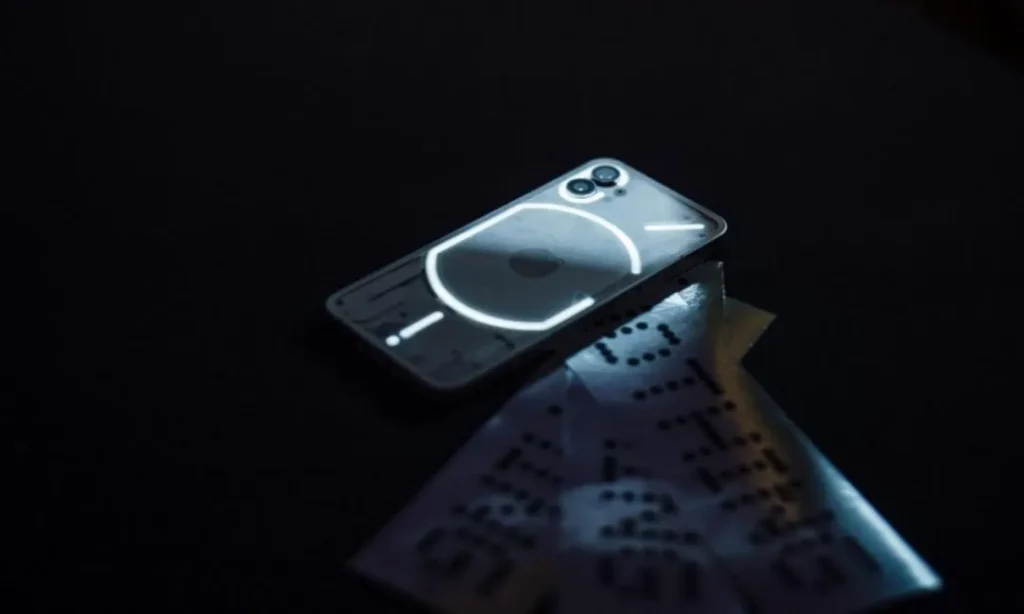 卖5700块的Nothing Phone：靠设计与AI能否挑战苹果？｜Eastora全球出海观察